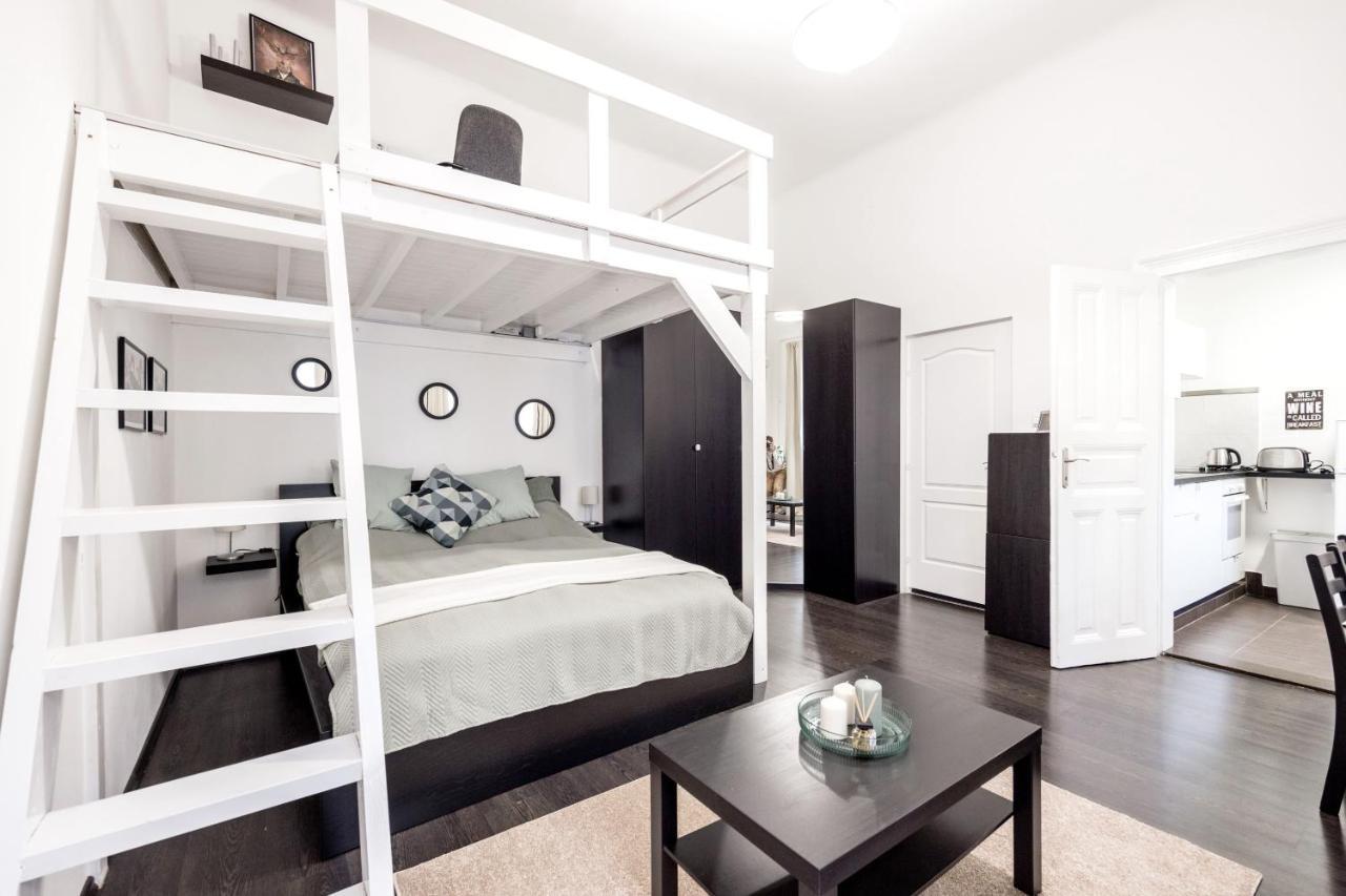 Charming Downtown Hideaway Steps From New York Cafe! Daire Budapeşte Dış mekan fotoğraf